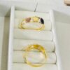 ANEL TRES FLORES FRIZ. C/ RODIO BANHO DOURADO